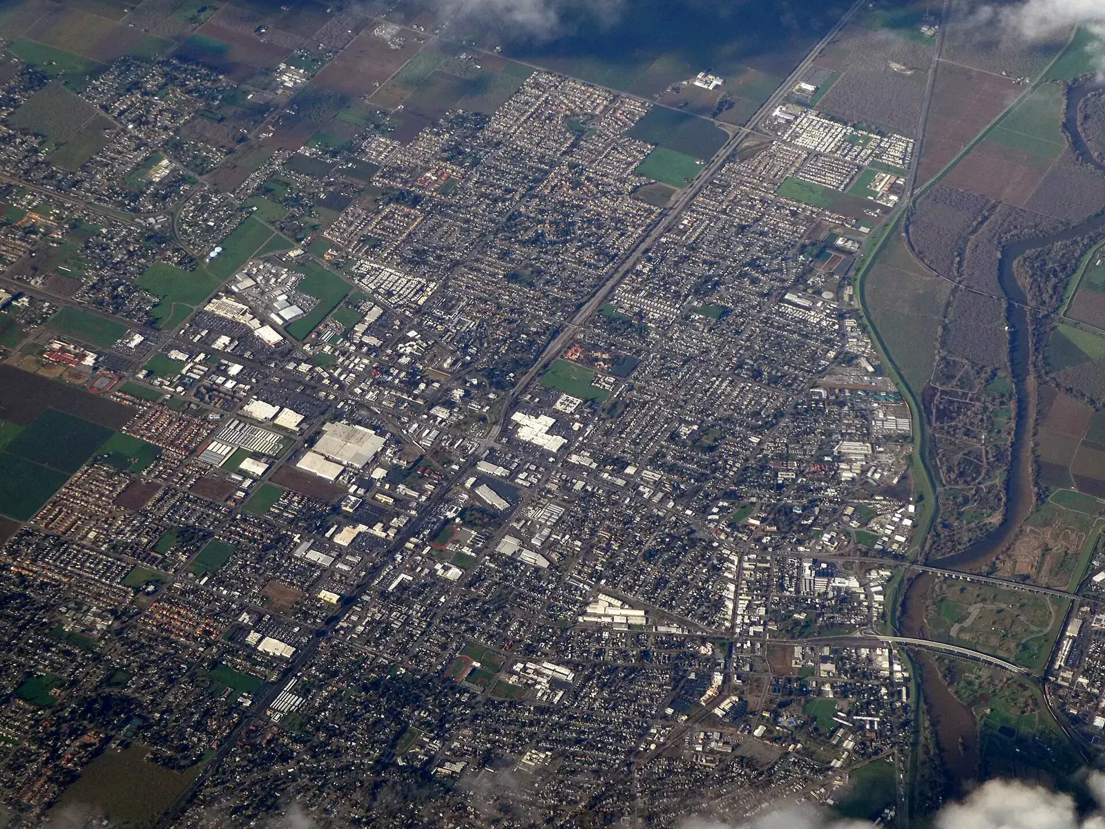 Aerial view of Yuba City in December 2021, with the Feather River and its levee along the right edge